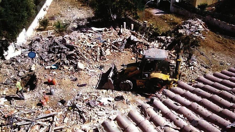 Labores de retirada de escombros tras la explosión del chalet de Alcanar, el centro de operaciones de la célula terrorista. Foto: DT