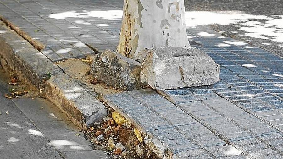 Detalle del mal estado de una de las aceras. FOTO: PERE FERR&Eacute;