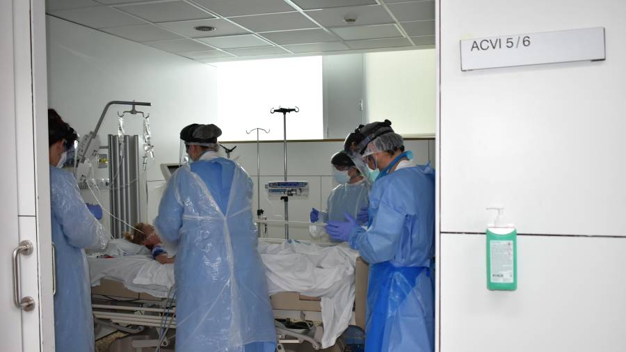 Espai habilitat a l'hospital Santa Caterina per a l'atenció de pacients amb covid-19 en estat greu. Foto publicada el 30 de març del 2020 (horitzontal)