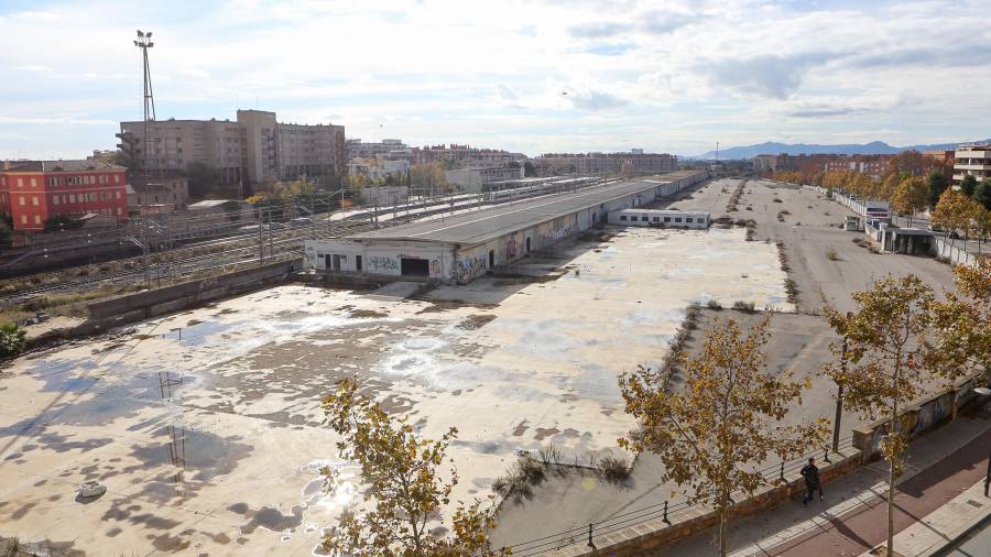 Imagen de archivo de los terrenos propiedad de Adif tras la estación de Renfe. FOTO: Alba Mariné