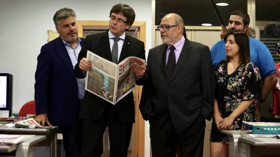 Carles Puigdemont va visitar el setmanari ‘El Vallenc’ després de l’escorcoll que va patir. FOTO: Rubén Moreno