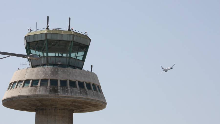 Vista general d'un avió enlairant-se de la Terminal 1 de l'Aeroport de Barcelona-El Prat amb l'antiga torre de control en primer terme. FOTO:acn