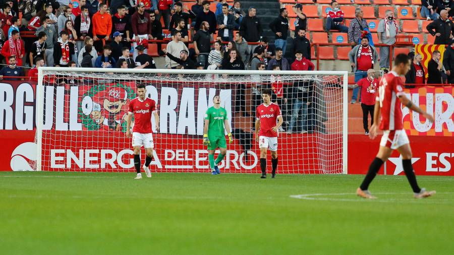 Gonzi y Alex Quintanilla tras encajar un gol frente al UCAM Murcia en el Nou Estadi. FOTO: FABIÁN ACIDRES