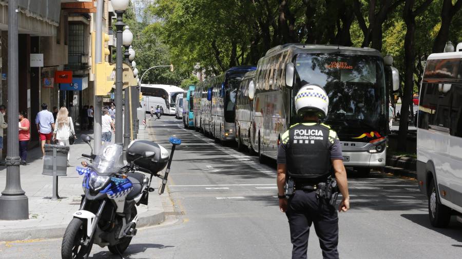 Los autobuses recorrieron la Rambla Nova de Tarragona. FOTO: PERE FERRÉ