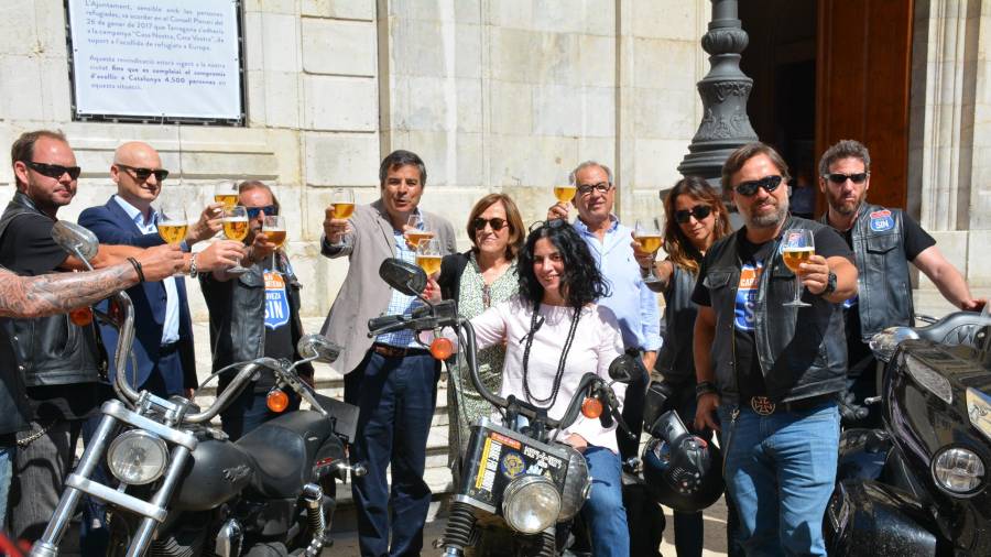 Brindando con cerveza ‘sin’ con los moteros en una campaña para concienciar sobre la importancia de no beber alcohol en la carretera. FOTO: Cedida