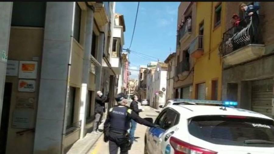 Imagen de la policía felicitando a Modesta en El Vendrell. Cedida
