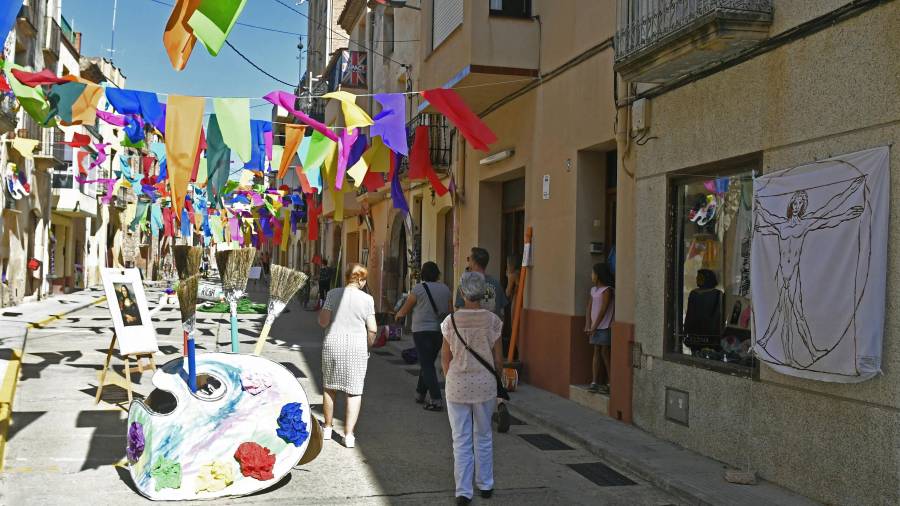 Durante la muestra de artes visuales, las calles de Montbrió lucen engalanadas. Foto: A. González