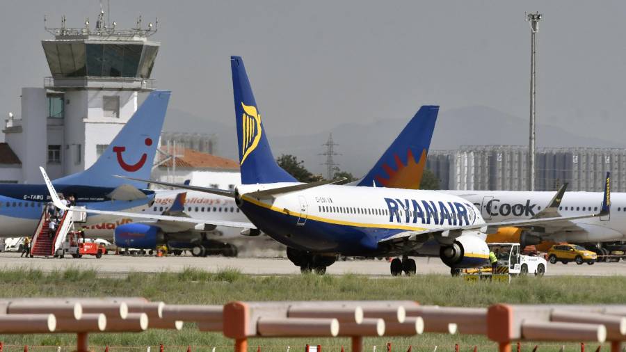 Aviones aparcados en el aeropuerto de Reus. FOTO: ALFREDO GONZÁLEZ