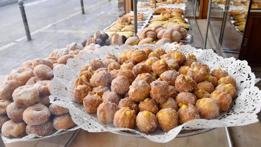 Des de la Pastisseria Palau de Tarragona ofereixen bunyols de vent, farcits de crema, xocolata i nata, i també bunyols de l’Empordà