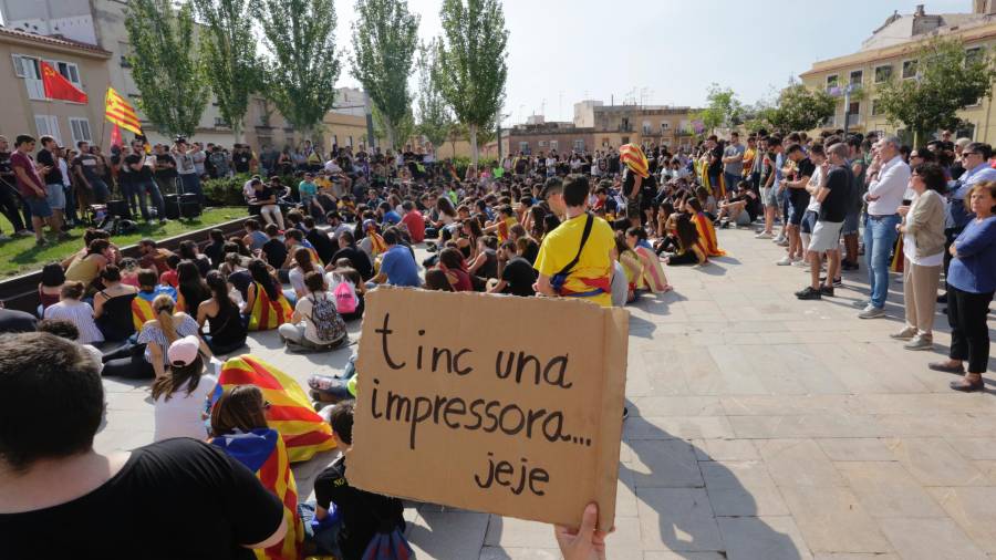 Parlamentos ante el Rectorat, donde finalizó la marcha que arrancó en el Campus Catalunya de la URV. Foto: lluís milián