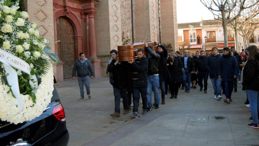 Salida de la iglesia donde se ha oficiado la misa por Gonzalo Buján, el joven que falleció tras recibir una paliza durante la celebración de las fiestas de Carnaval en la noche del sábado en Herencia (Ciudad Real). EFE