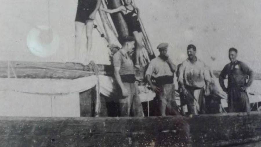 Imagen histórica de la tripulación de La Francisca en la barca.