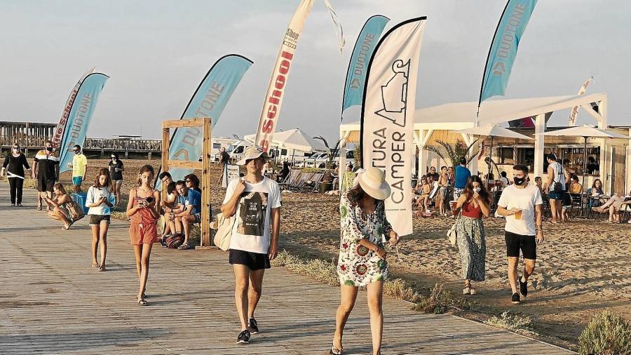Turistes a la platja del Trabucador, al delta de l’Ebre, l’estiu del 2020. FOTO: joan revillas