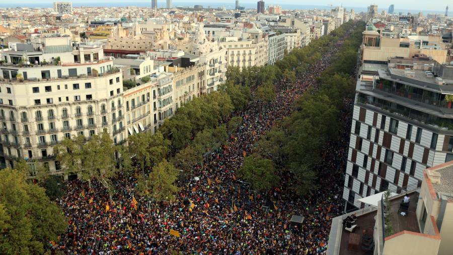 Decenas de miles de personas se manifiestan en el Passeig de Gràcia. Foto: ACN