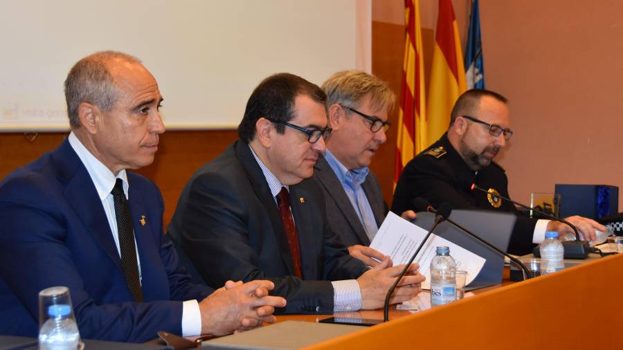 D'esquerra a dreta: José García (regidor de Governació), Jordi Jané (conseller d'Interior), Eduard Rovira (alcalde) i Miquel Àngel Marchal (sots inspector de la Policia Local de Torredembarra).