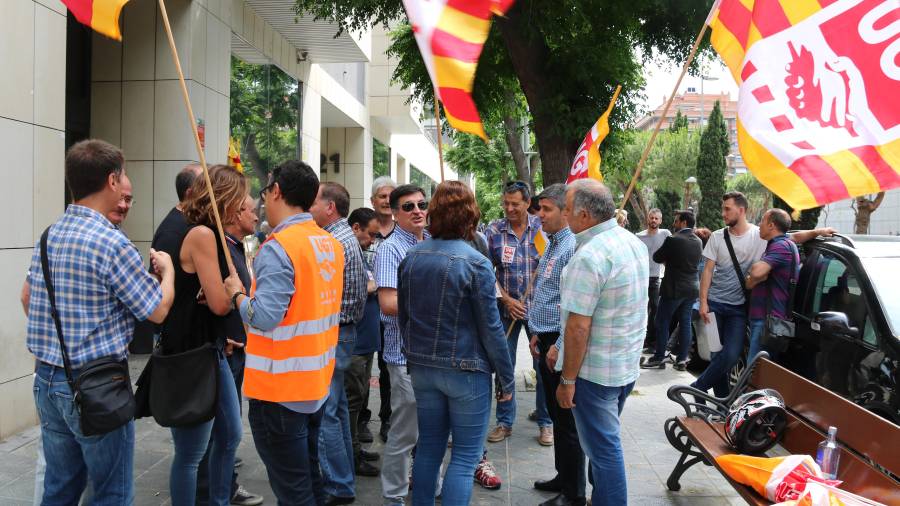 Protesta dels treballadors de Fecsa Endesa a Tarragona en suport d'un treballador acomiadat per suposat frau, davant del Jutjat Social de la ciutat, el 30 de maig. Foto: ACN