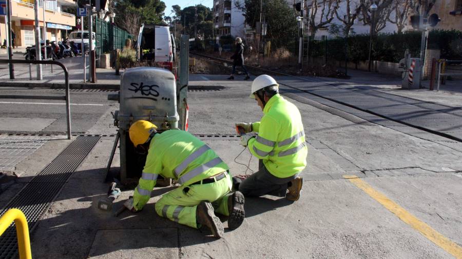 Imagen de los técnicos desmontando el paso a nivel de la calle Barcelona, en Salou. ACN