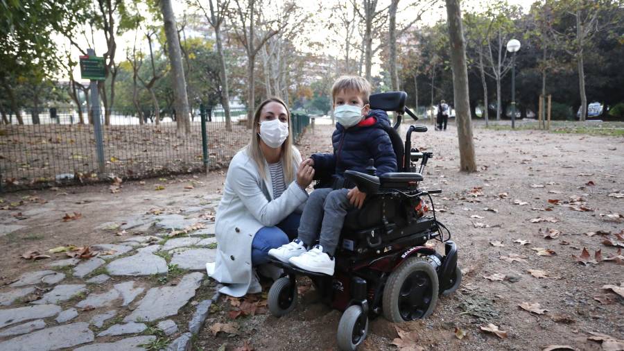 Amèlia, junto a su hijo de cuatro años Nikolai, paseando con dificultades por el Parc de la Ciutat. FOTO: PERE FERRÉ