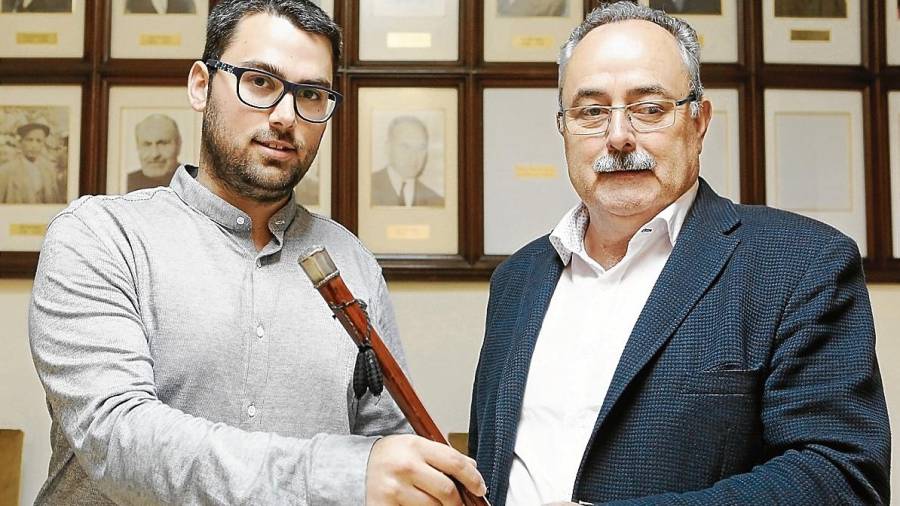 Josep Bigorra (izquierda) junto a su padre Tomàs, que le da la vara que supone el relevo. Foto: Alba Mariné