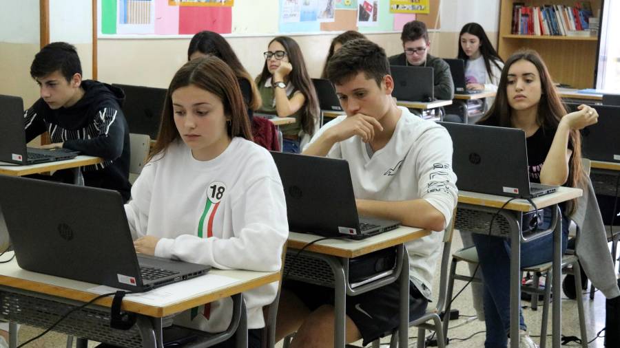 Una prueba del informe Pisa en un instituto de Catalunya. FOTO: ACN