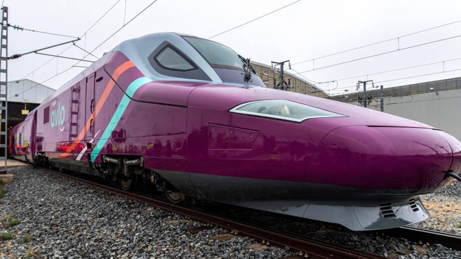 Uno de los nuevos trenes, que serán de color morado,en los talleres de Villasecade la Sagra (Toledo).FOTO: EFE