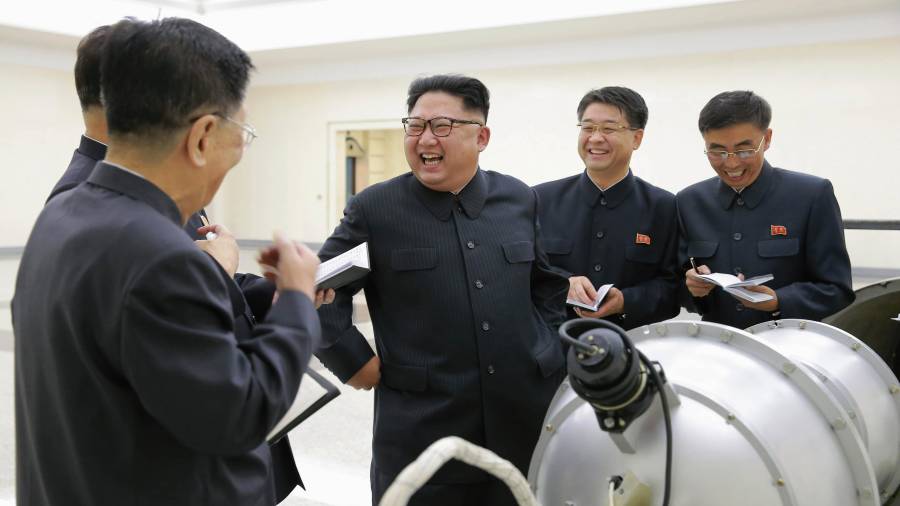 Una de las imágenes que ayer difundió la televisión norcoreana de su líder, Kim Jong-un. Foto:efe