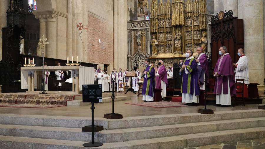 La Catedral de Tarragona acogió la misa en homenaje a las víctimas de la Covid-19. FOTO:FABIÁN ACIDRESMANEL Y PILAR DESPIDIERON A LA MADRE DE ELLA. FOTO: FABIÁN ACIDRES