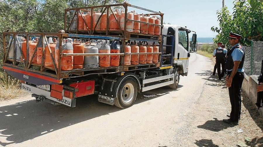 Decenas de las bombonas que acumulaban los terroristas en la urbanizaci&oacute;n Montecarlo de Alcanar Platja.Foto: ACN