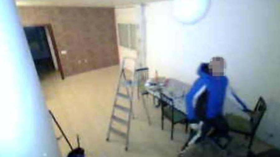 Cámaras de seguridad captaron al ladrón durante uno de los robos.