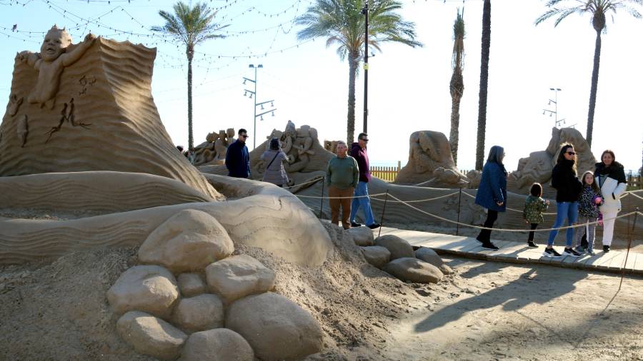 Cada día son numerosos los visitantes que pasan por el pesebre de arena de La Pineda. FOTO: ACN