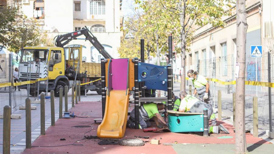 La Brigada Municipal ha empezado la renovación del parque infantil de la Avenida Carrilet. FOTO: A.MARINÉ