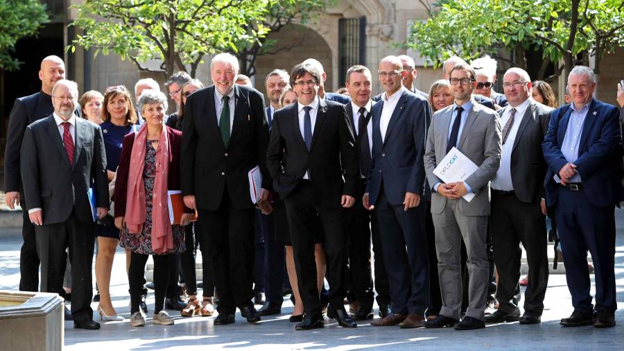 El president de la Generalitat, Carles Puigdemont, acompanyat pel conseller d'Afers Exteriors, Raül Romeva, i del director general de l'Diplocat, Albert Royo, rep a una delegació parlamentària internacional