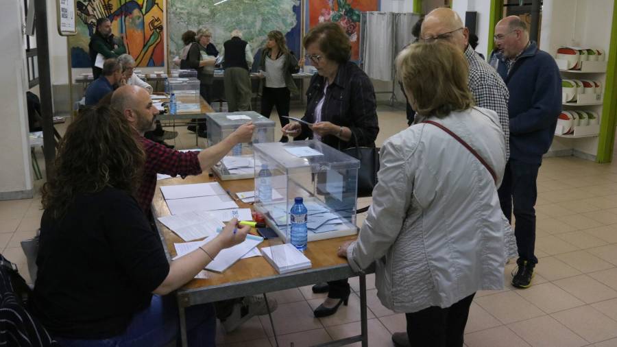 Electores ejercen su derecho a voto en un colegio de Barcelona. Foto: ACN