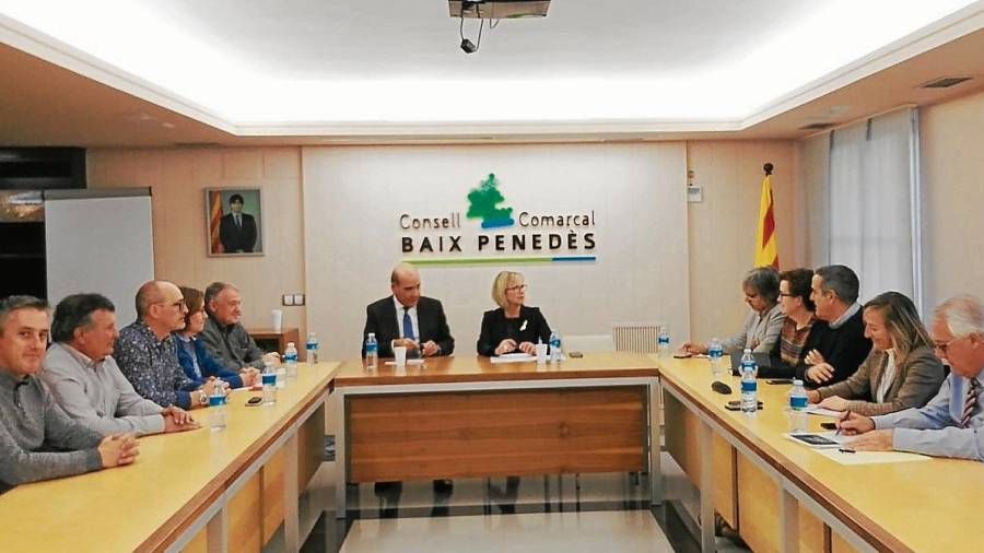 La reunión con los alcaldes del Baix Penedès, la presidenta del Consell Comarcal y el CEO de Applus Idiada Carles Grasas. FOTO: CONSELL COMARCAL DEL BAIX Penedès
