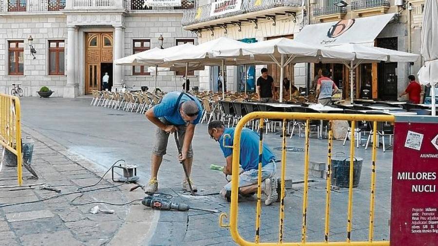 Imatge de l’inici de les obres de millora del paviment a la plaça del Mercadal. FOTO: cedida