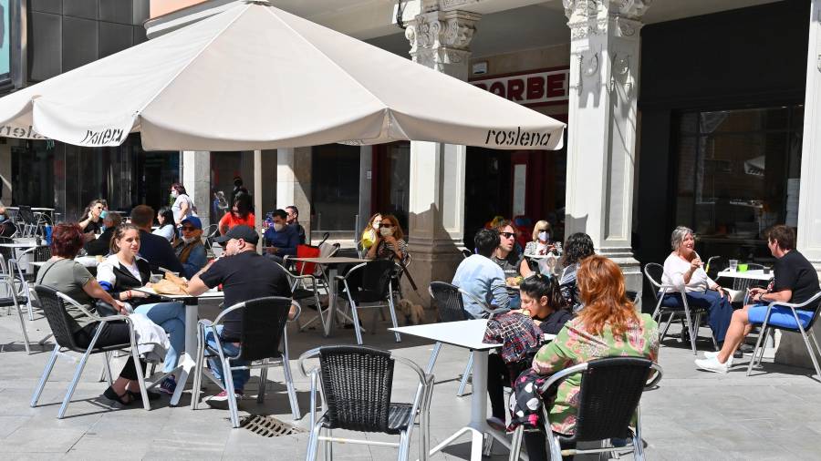 La terraza de un negocio de la plaza Mercadal, con clientes con mascarillas y distancia de seguridad. FOTO: A.GONZÁLEZ
