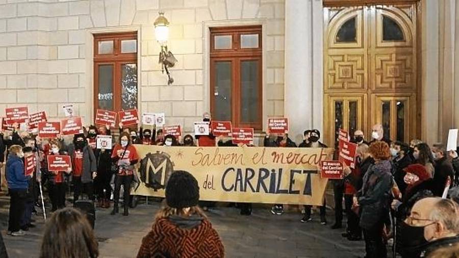 Imagen de la protesta de la Plataforma ‘Salvem el Carrilet’ en la plaza del Mercadal. FOTO: Alba Mariné