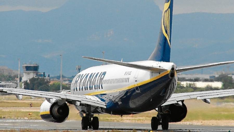 Imagen de archivo de un avión de la aerolínea Ryanair recién aterrizado en el Aeropuerto de Reus. FOTO: Alfredo González