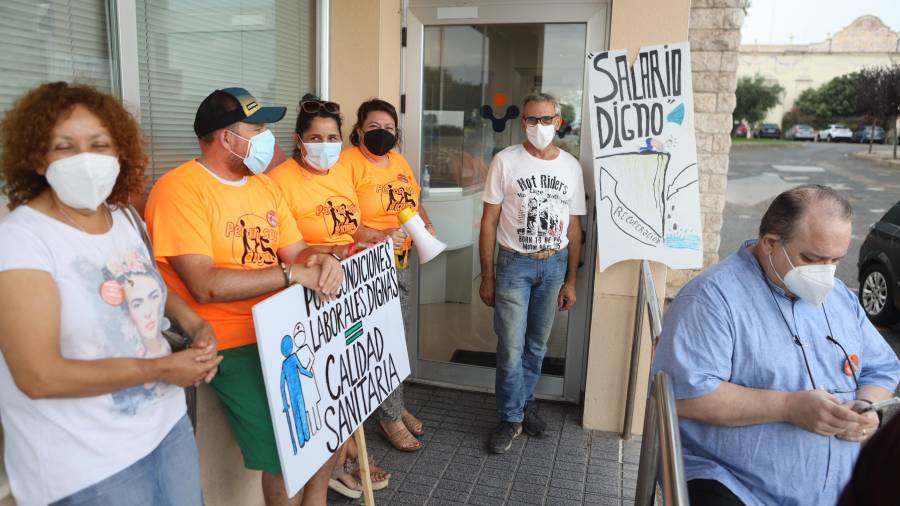 Algunos trabajadores se concentraron ayer a las puertas del centro asistencial para exigir «un salario digno». FOTO: Alba Mariné