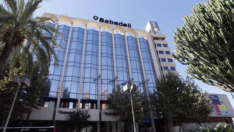 Banc Sabadell fue la primera empresa en anunciar que se iba.
