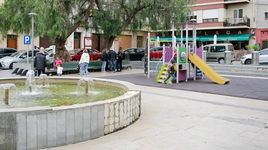 La plaza Miramar, situada en el centro del municipio, tiene el mobiliario y el suelo bastante dañado. FOTO: FABIÁN ACIDRES