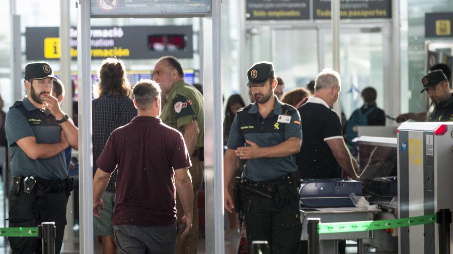 Agentes de la Guardia Civil custodian los accesos a las puertas de embarque en el aeropuerto de Barcelona tras iniciarse a medianoche la huelga indefinida de los trabajadores de Eulen. EFE