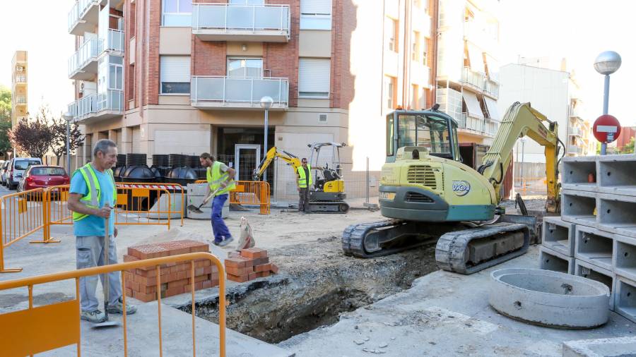 Las obras de la calle Sant Jordi en el tramo entre la calle de Mas Calvó y la calle de la Riera han empezado esta semana. FOTO: Alba Mariné