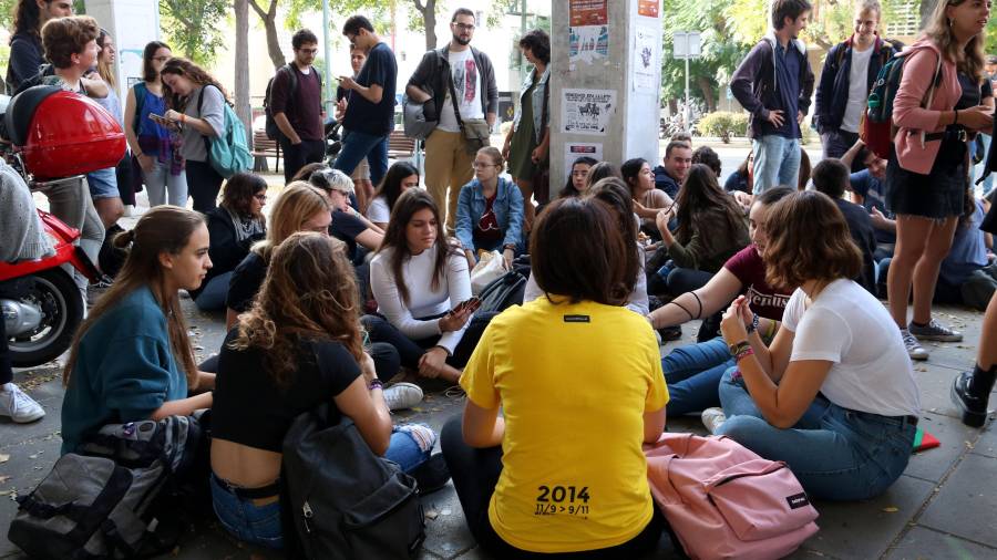 Estudiantes han hecho una sentada en el Campus Catalunya. Foto: ACN
