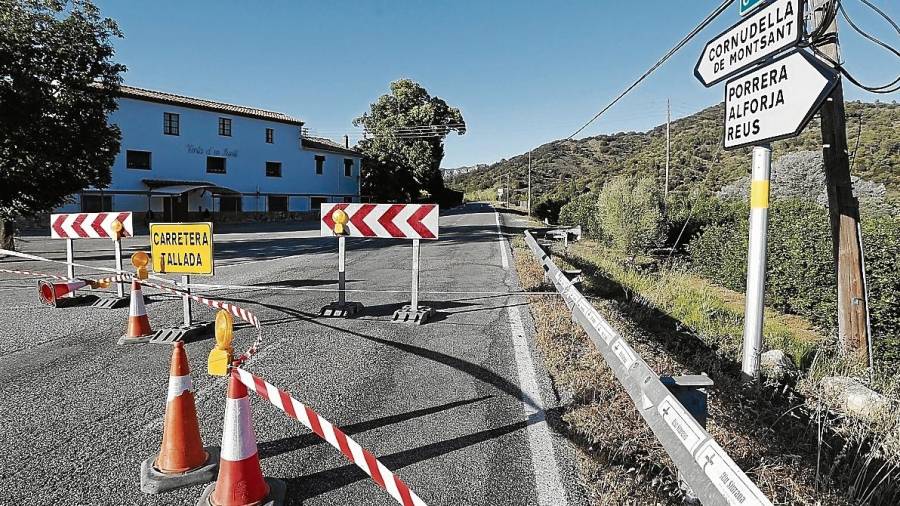 La carretera que dóna accés a Cornudella està tallada al trànsit des de divendres passat a la tarda, quan es va produir un despreniment. FOTO: Pere Ferré