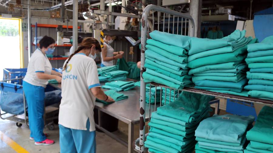 Los empleados de la empresa Ilunion realizan un esfuerzo titánico para prepara manualmente el doble de los uniformes de lo que es habitual. Foto: ACN