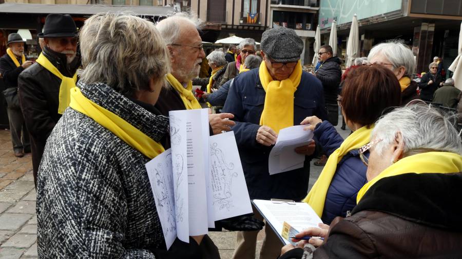 Pla mig de membres del col·lectiu 'Avis i àvies per la llibertat' recollint signatures de suport i repartint un manifest adreçat al Síndic de Greuges. FOTO: ACN