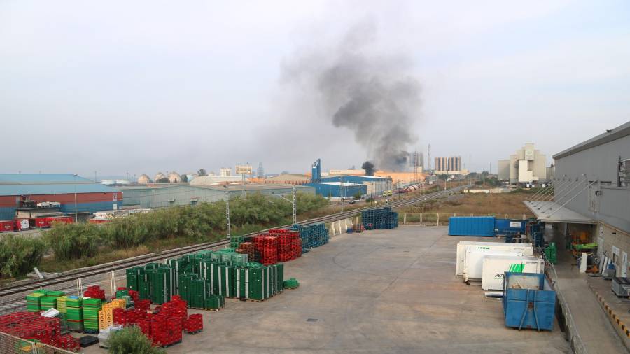 La nave industrial incendiada en el polígono Entrevies de Tarragona. FOTO: ACN