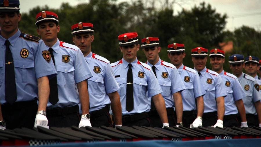 Els agents deixen la seva gorra d'aspirants i agafen la seva de mossos. Foto: ACN