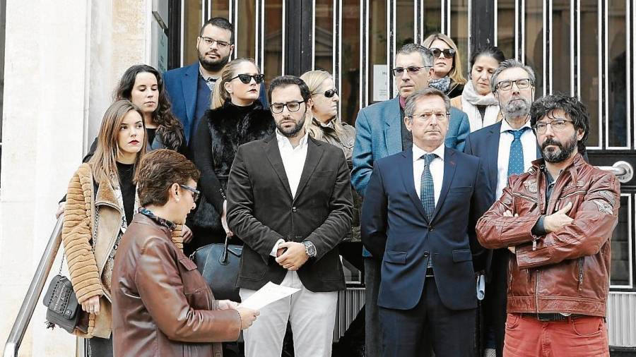 La decana Anna Grau leyendo el comunicado ante los jueces, magistrados y fiscales que se concentraron delante del Palau de Justícia de Tarragona. FOTO: Alba Mariné